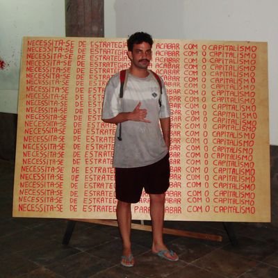 um cidadão médio com pouca relevância, mas muita boiolagem e relações conturbadas