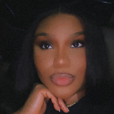an artsy fartsy aquarius. i talk my shit. black and woman, does it get any better than that? ( @artistrybyallie on IG )