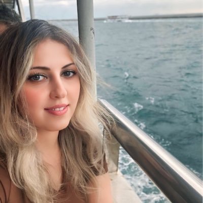 Sen çıldırmış şairlerin titreyen mısralarında bahsettiği o perisin.. ➰istanbul/Divriği Çocuk gelişimi ve anasınıf öğr.