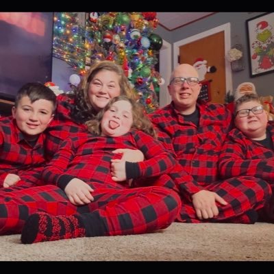 I’m a awesome father to my 3 amazing kids. Blake, Gannon and Hayden. and I have a awesome beautiful wife 2-9-2010 forever @hotmamax69 #billsmafia!! #gobills