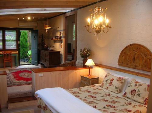 Blue Mountains accommodation, offering THREE self contained holiday cottages located in Leura, featuring cozy log fires and pampering spa baths.