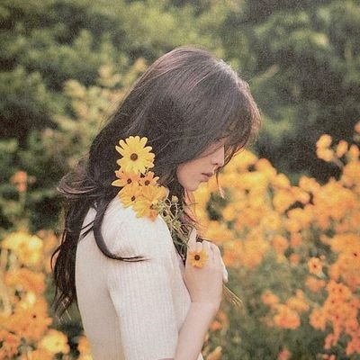 lunafyy's profile picture. Sedih secukupnya, bahagia sewajarnya. 🧡