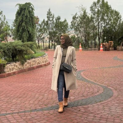 FatimahFrdz's profile picture. a human being.