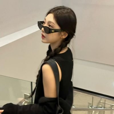 ◈ 宁艺卓 / 2OO2 ་ ، ˖ ࣪ Young lady that hold a faculty of boards. As if she’s the only one orb in the sky.