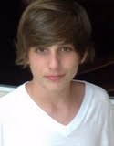 Sou o Diogo gosto de jogar futebol e de ver filmes adoro ir pras discotecas e odeio escola :D
