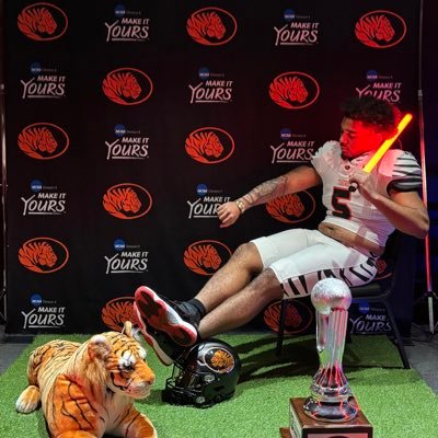 New Orleans Born and Raised ✈️ Texas | 6' 2, 245 | DE @ECUTigersFB | #? |NCAA ID: 2306930911 |Instagram 0fficialhunch0._ | RRHS Alum