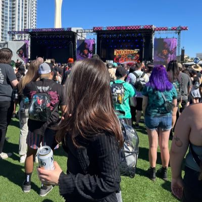 ledjcqz's profile picture. Give up on your dream and die