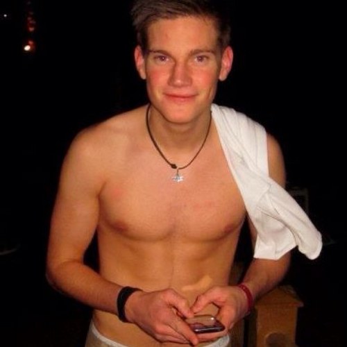 Andresn92's profile picture. Født naken, tannløs og blakk! Ikke stort spesielt med meg.. Litt humor da, tror jeg.