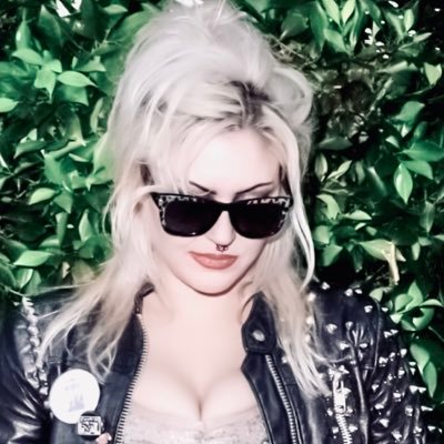Independent artist/mostly posts sardonic observations, salty musings & the occasional selfie. Cool vintage shit and good food makes me happy🤩