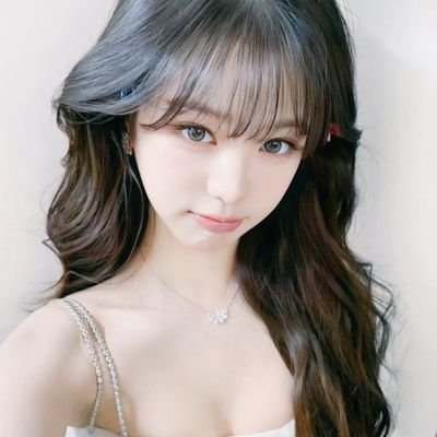 𓊆 Business.𓊇ྀི Delicate yet steadfast, shape ideas into treasures, while her smile, radiant as la luna llena. Invites to her universe. ౨ৎ ྀི