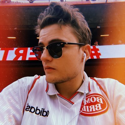 Mestrando, mas odeio a academia. De esquerda mas odeio a esquerda.Quadrineiro porém odeio os nerds. Otaku porém odeio os otakus. Tricolor, mas odeio o futebol.