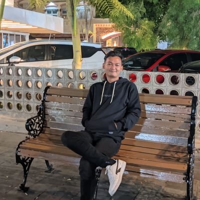 Fungsi twitter kalau bukan buat curhat, sambat, yah nyindir juga.