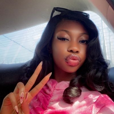 Just a girl 🎀 | Medical student 🩺| B$ baby | Chef (sometimes) | Man U ||