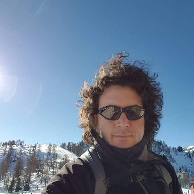un innegabile testardo, non mi arrendo mai davanti a nulla, a volte esagero e rischio troppo per delle cause perse in partenza, permaloso, ottimista e sognatore