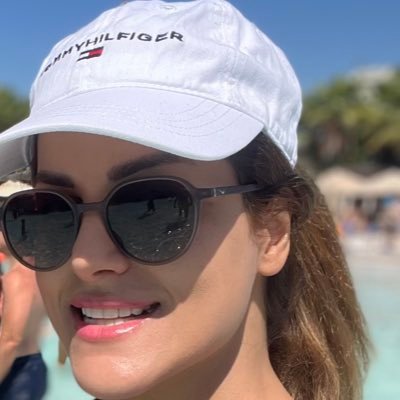 یک فقره دکتر مغز و اعصاب.بدون سهمیه🧠 👩🍳🏀🎧neurologist💊💄📚💙☕️💪📽🛒🌇ocpd...هنر دیگری ندارم جز تسکین درد قلب ها و مغزها ..دایرکت نداریم
