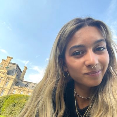 still in process ☁️ / sad biatch most of the time🍸/ j’fais des voyages sur des bateaux qui font naufrage🪸 / un peu kikou sur les bords