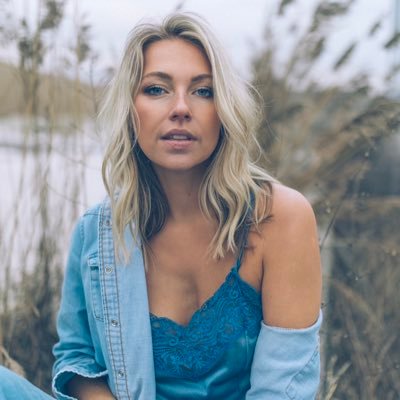 country music artist ✍🏼🎤 if you like coffee, whiskey and bunnies we’ll be good friends👋🏼 Girl in Blue out now!! + new shows announced! Follow on Spotify