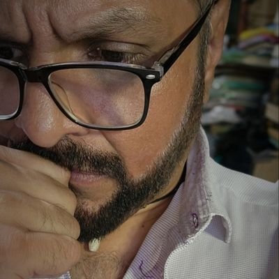 Soy un Licántropo que, al llegar el momento, desearás no haber conocido. Jurista, Ópera, puros, opino, ron, Mezcal, café e interpreto la Ley. Me llamo Gerardo.