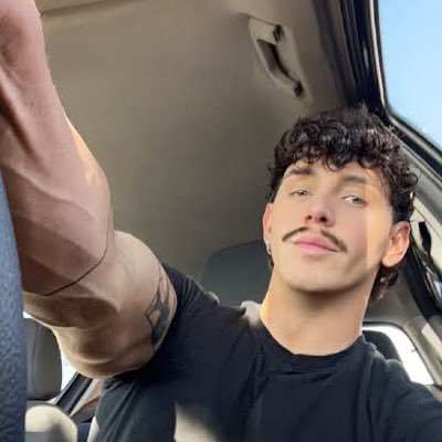 strictly here for gay men 100% gay versatile 🌈🌈