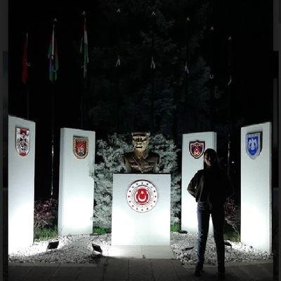 O 💙
Türk Askerî Tarihi çalışır:
Birinci Dünya Savaşı'nda Sivas Esir Kampı (YL tezi, yöktez no: 765999) -Terörle Mücadele / İstihbarat / Milli Güvenlik-