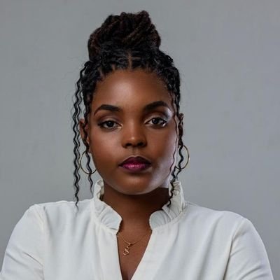 Politologue de formation | Entrepreneure
Militante et Activiste Politique
Jeune Présidente du Gouvernement Jeunesse d'Haïti
Coordonnatrice générale JERH