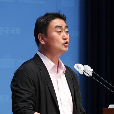 진보당 수석대변인! 윤석열 검찰독재정권이라는 대한민국의 큰 암초가 끝내 내란외환죄까지 저질러 민주주의와 우리 국민의 심장에 총부리까지 겨눴습니다. 그러나 12.3국회 앞에서, 남태령에서, 광화문 응원봉혁명에서 우리는 이미 이기고 있습니다. 우리 민주시민의 발걸음, 아무도 막지 못합니다!