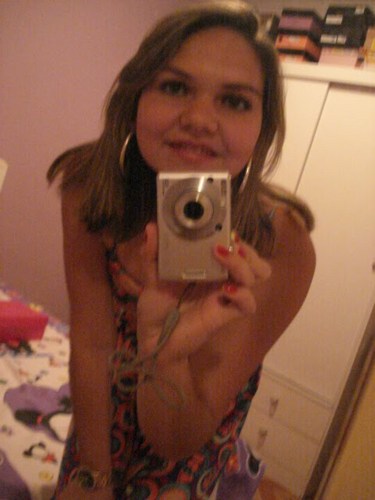 Roberta1394's profile picture.     Sentimental e chorona do inicio ao fim do meu viver. Confio e me apego com facilidade extrema a tudo e