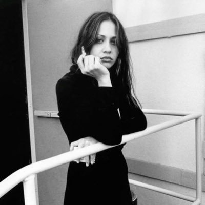 acervonaapple's profile picture. o maior menor acervo da cantora, escritora e mãe(dos 🏳️‍🌈) Fiona Apple. tudo ironia e piadocas por aqui.