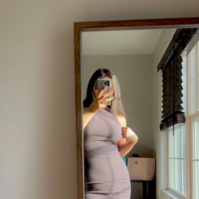 adriennezava's profile picture. nothing to see here