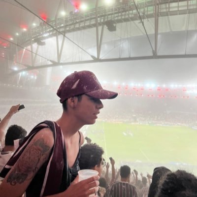 engenheira civil, amante da cerveja e apaixonada pelo Fluminense.