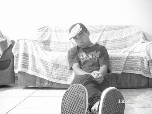 Gosto de tudo um pouko,amo essa garota aki @gremio_vee,curto poesias ,amigos verdadeiros, divertir e...cansei de fala!q sabe mais? twitta pra min!haha sz