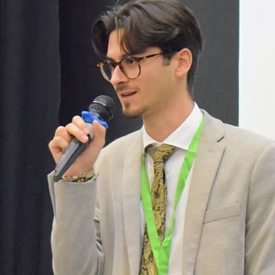 Andaluz | PhD student en @UCMccinf | Politólogo | Jurista | #compol | Formador debate y oratoria en #UGR