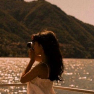 __iiioq's profile picture. مختلفه غير عاديه تشبه الأشياء الأكثر رقة ، تشبه قصيدة عذبة يزهر الكون فيها