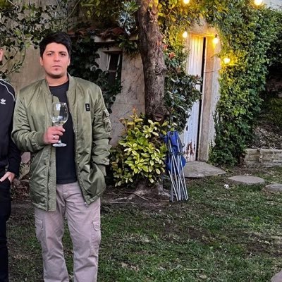 ex rebelde ahora devenido en viejo meado.
Maradoniano y argentino hasta las pelotas.
no voté al presiduende.
RHCP.
