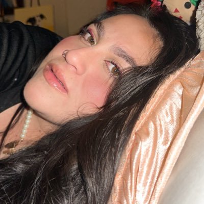 ✨Hija de Dios🤍. Me pregunto por qué los lunares se llamaran lunares. ¿Acaso son pequeñas lunas que habitan por todo el cuerpo esperando a ser encontradas? 🌙