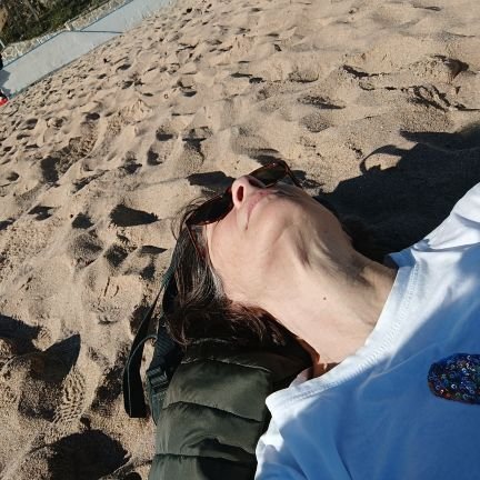 Cris18april's profile picture. Sou ateia. Exerço psicologia. Amo gatos, motos, bicicletas. Gostava de trabalhar na NTSB. Não suporto broncos que pensam e votam à direita.