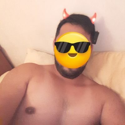 soy oso peludo me gusta ser activo y me gusta las tetas grandes de minas o hombres