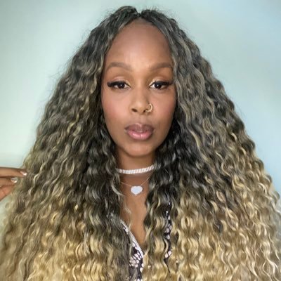 Rumores que sou a beyoncé de feira, enfermeira nas horas vagas e blogueira na maior parte do tempo, é isto né 💁🏾♀️ CEO: @unqhair_