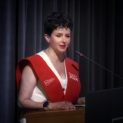 Mexicana. Doctora en Comunicacion (UPF). Docente e Investigadora. Video y fotoperiodista. Entrenadora ⚽️ nivel 2. Rocker.