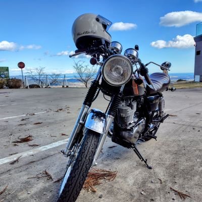 おじさんになってからバイクに乗り始めました!
SR400に魅了され、自分なりにカスタムやツーリングしたりして楽しんでます!
気軽に絡んで貰えると喜びます✨
無言フォローするかもしれませんが、どうぞよろしくです🙇