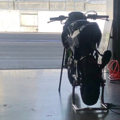 ICU RACING TEAM スポーツランド生駒 鈴鹿南に出没しております。 ええおっちゃんなので大して速くありませんが、年々タイムは更新しているので成長が止まるまで走ろうかと思っております。 レース関係者バイク好きの方なら無言フォローOKです! 2024は岡国ロードレースのドリームカップに参戦!
