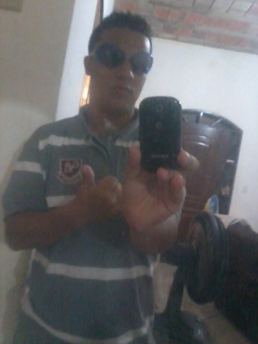 Um bom amigo,Um otimo filho,E mais pra frente pretendo ser um pai perfeitoo