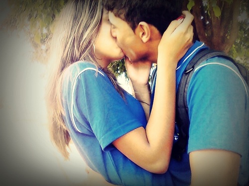 Ooi , eu sou a @daniellybruno_ e amo meu @RaaffaOliver ♥ , só me seguir (: