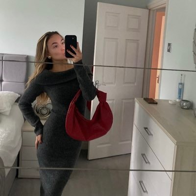 charashleyy's profile picture. 