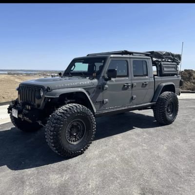 Just 2 people in love chasing Gods art in our jeep!
Instagram: sunset_jeepers