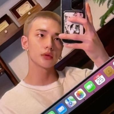 stayzkiss's profile picture. i love my gf ♡