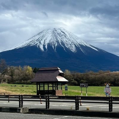 山は富士 人は武士 花は桜 人生は一度きり、身体は一つ。座右の銘です。「衣食住足りて礼節を知る」「貧すれば鈍する」善意、教養、良識、良心、善良が好きです。正義、正直は当たり前です。2011原発事故で関東にいた家族全員が甲状腺異常になり服薬中。関西に住んでいた1人の家族は甲状腺異常は見られない。関東にいた2人は難病指定。