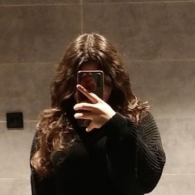 عايشه بين أحلامي والواقع، بحب الراحة وبهرب من الزحمة، كل يوم بكتب حكاية جديدة.