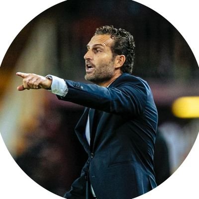 Entrenador. Ex jugador de Valencia CF, Atlético de Madrid y Real Valladolid.