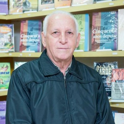 Aprecio livros, futebol e cinema. Sou espírita desde que nasci. Sou natural de Minas Gerais, mas moro no Paraná desde os 18 anos de idade.